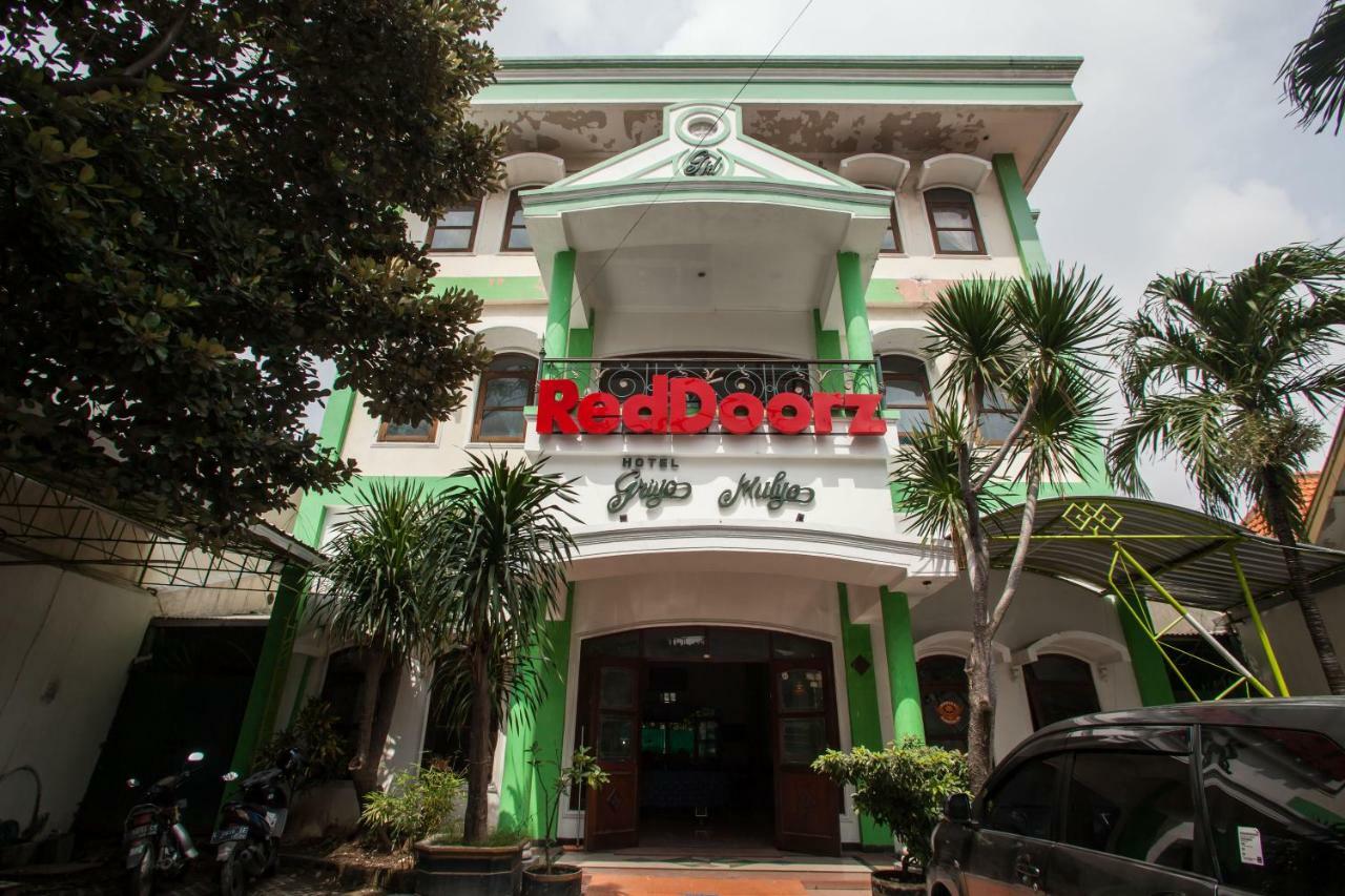 Reddoorz @ Genteng Surabaya 2 Buitenkant foto